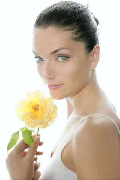 Schönes Frauenporträt mit gelber Rose — Stockfoto