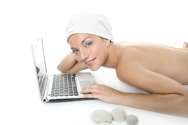 Hermosa mujer en spa trabajando con portátil — Foto de Stock