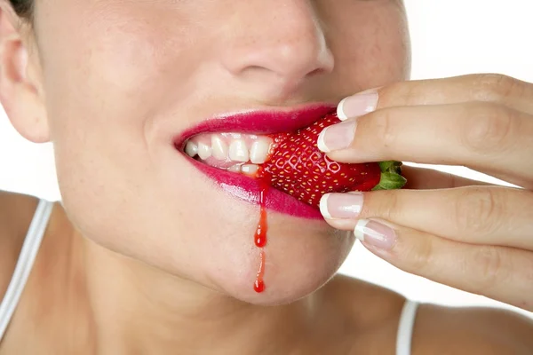 Närbild makro kvinna äta jordgubbar — Stockfoto