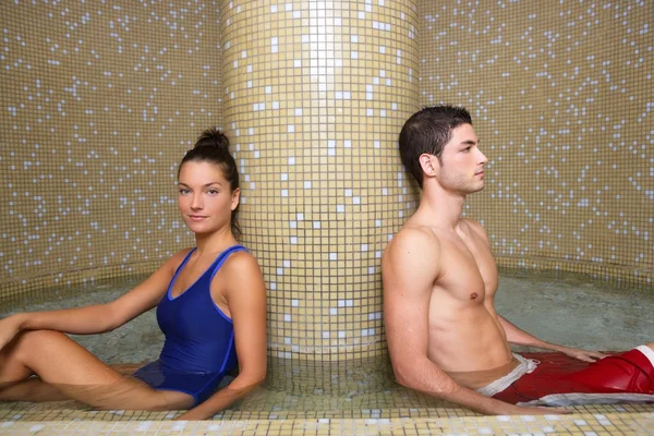 Casal na piscina redonda fresca da água do spa após a sauna — Fotografia de Stock