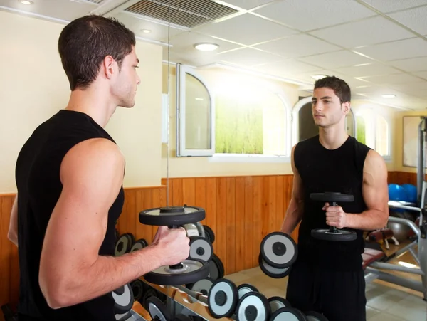 Spor salonunda genç adam vücut geliştirme weigths poz — Stok fotoğraf