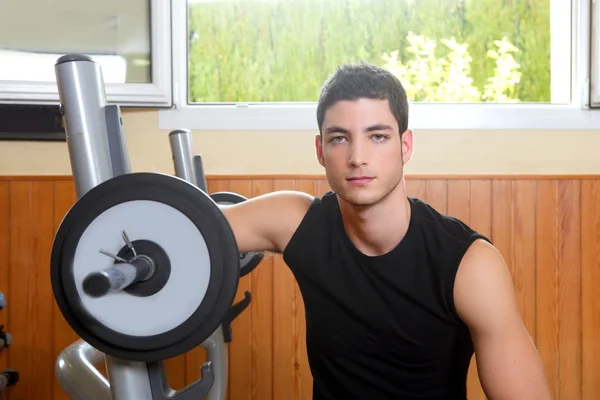 Fitnessstudio junger Mann posiert Bodybuilding-Gewichte — Stockfoto