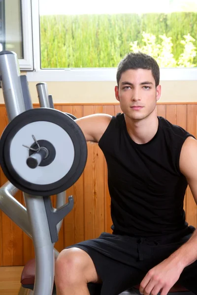 Gym ung man poserar bodybuilding vikter — Stockfoto