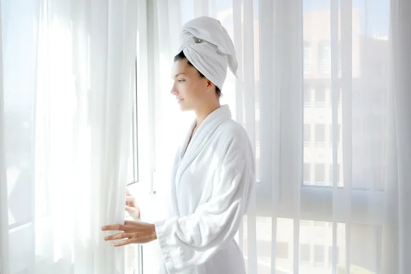 Albornoz mujer ventana soleada cortinas blancas —  Fotos de Stock