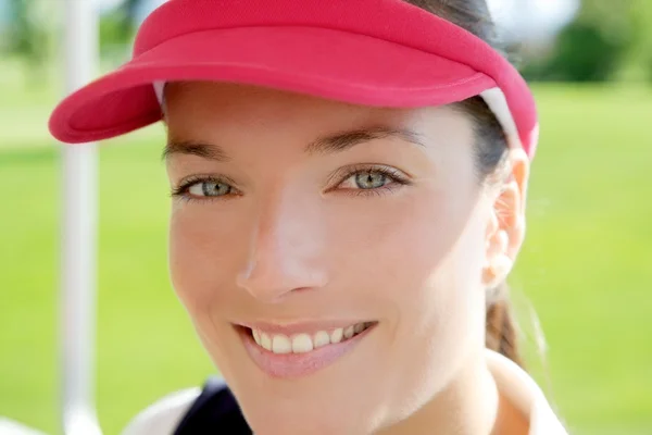 Esporte mulher closeup rosto sol viseira cap — Fotografia de Stock