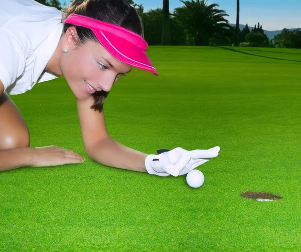 Golf trou vert femme humour battant main une balle — Photo