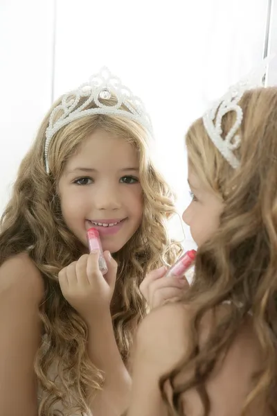 Πριγκίπισσα κοριτσάκι ζωγραφική κραγιόν μακιγιάζ στον καθρέφτη — Φωτογραφία Αρχείου