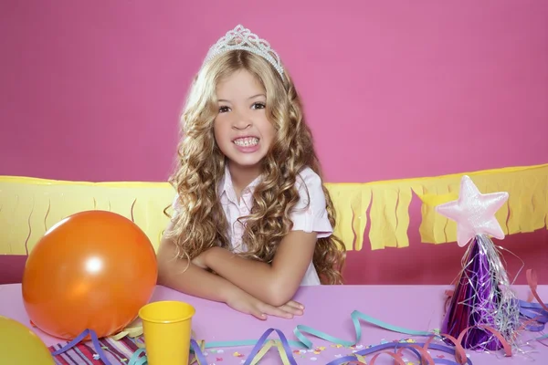 Verveeld weinig blond meisje verjaardagspartij met kaars taart — Stockfoto