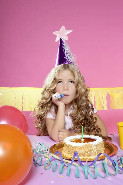 Znudzony małe blond dziewczynka urodziny party z placek świeca — Zdjęcie stockowe