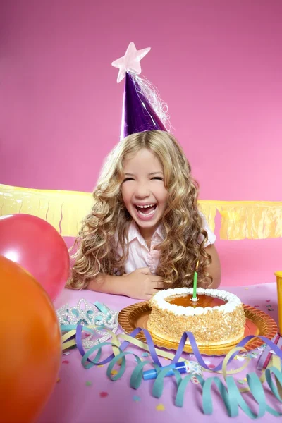 快乐的小金发女孩在笑与蜡烛的生日聚会 — 图库照片
