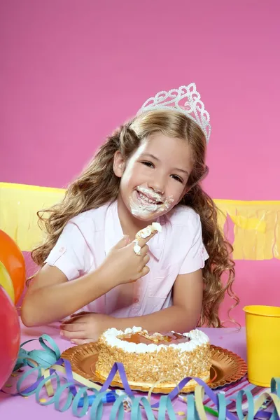 Mały blond urodziny strona girleating ciasto rękami — Zdjęcie stockowe