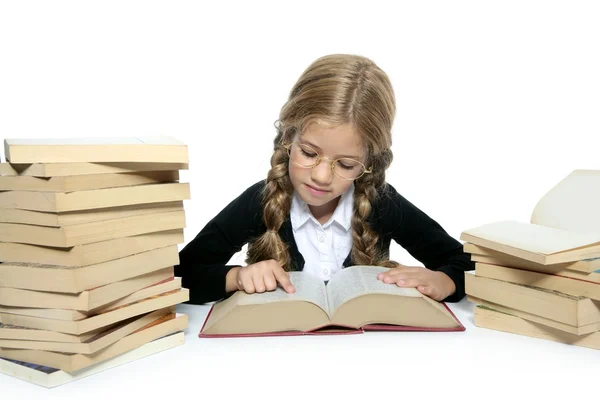 Kleine blonde student school meisje het lezen van oude boek — Stockfoto
