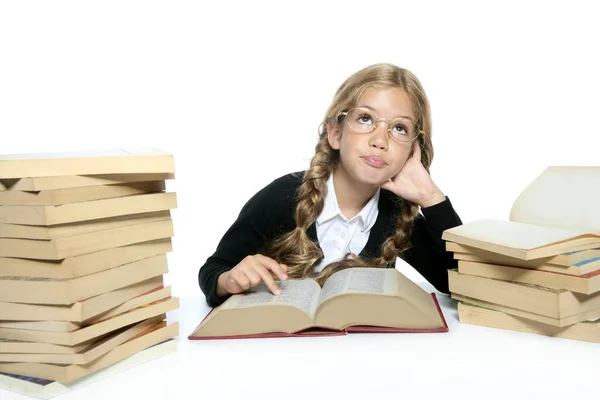 Kleine denkende Studentin blond geflochtene Mädchenbrille lächelnd — Stockfoto