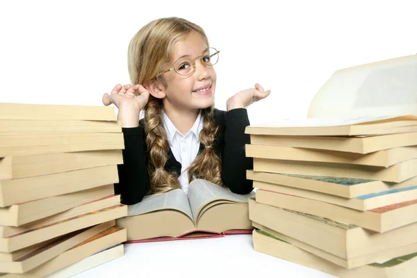 Kleine Studentin mit blondem Flechtmädchen lächelt mit gestapelten Büchern — Stockfoto
