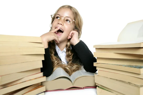 Kleine denkende Studentin blond geflochtenes Mädchen mit Brille lächelnd — Stockfoto