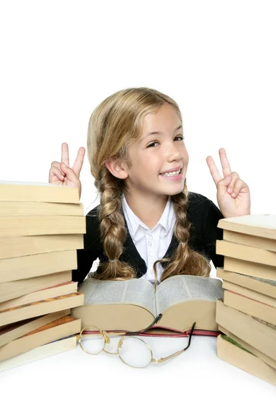 Pequeña estudiante rubia trenzada chica sonriendo con libros apilados —  Fotos de Stock