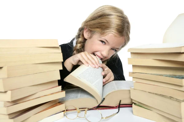 Piccola studentessa bionda che mangia i suoi libri — Foto Stock