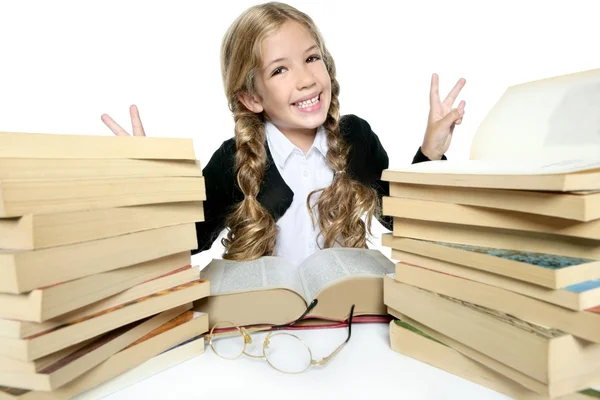 Pequeña estudiante rubia trenzada chica sonriendo con libros apilados — Foto de Stock