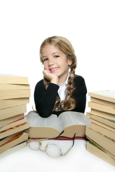 Pouco estudante loira trançada menina sorrindo com lotes de b empilhados — Fotografia de Stock