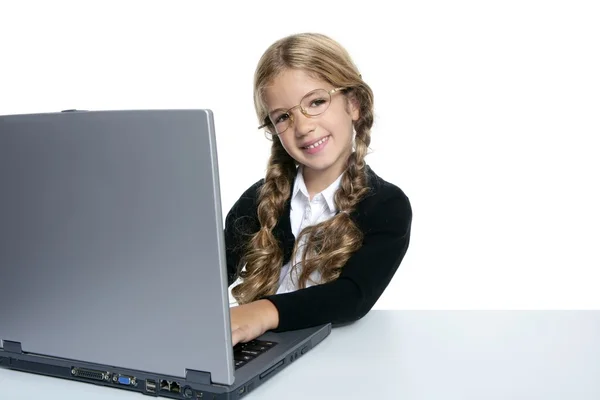 金发碧眼的学生学校小姑娘用的笔记本电脑 — 图库照片