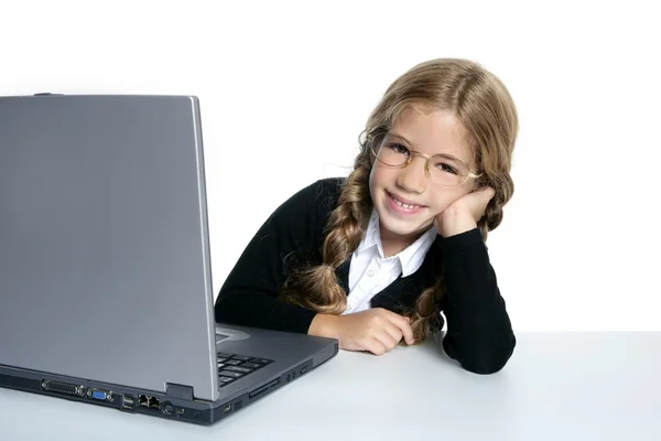 Kleine blonde student school meisje met laptop — Stockfoto