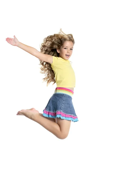 Маленькая красивая девушка муха прыжки изолированы на белом — стоковое фото