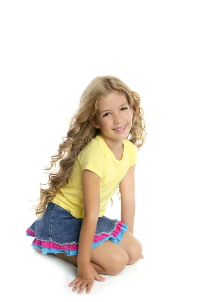 Menina loira sorrindo retrato em seus joelhos isolado no whit — Fotografia de Stock