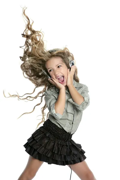 小さなブロンドの女の子ヘッドフォン音楽歌を踊る — ストック写真