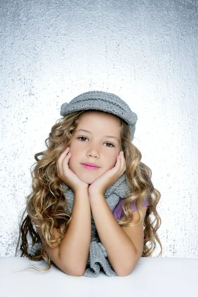 겨울 모자 모직 스카프 작은 패션 여자 초상화 — 스톡 사진