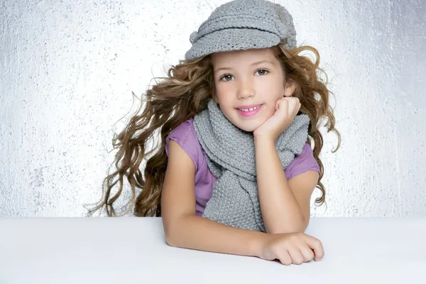 Casquette hiver laine écharpe litle fashion girl vent sur les cheveux — Photo