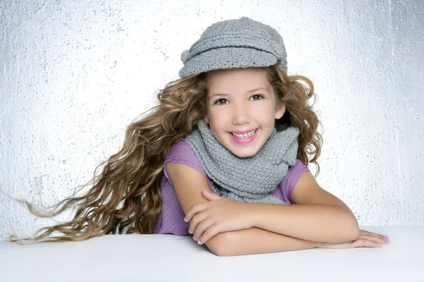 Berretto invernale lana sciarpa litle moda ragazza vento sui capelli — Foto Stock