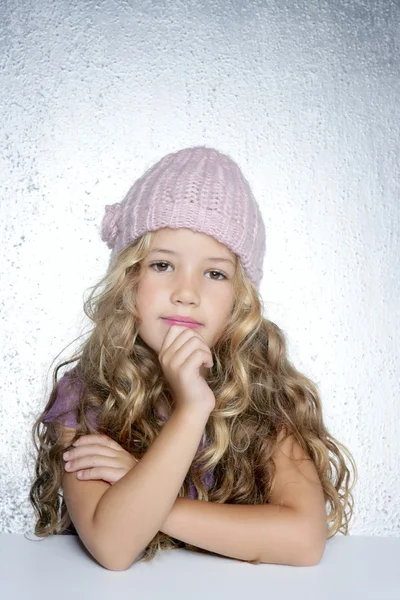 Gondolkodás gesztus kis lány téli rózsaszín sapka portré — Stock Fotó