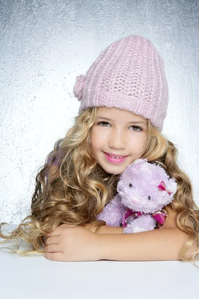 Téli divat sapka, kis lány ölelés mackó mosolyogva — Stock Fotó