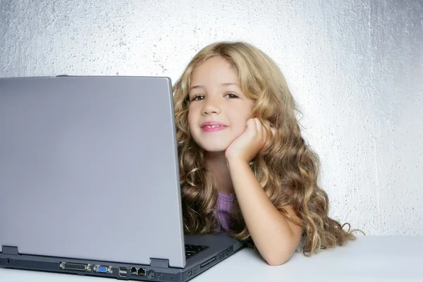 Student liten skolflicka på laptop compute — Stockfoto