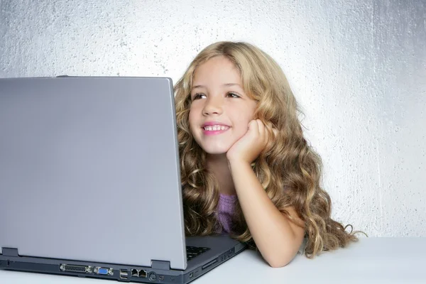 学生在便携式计算机计算上的小女生 — 图库照片