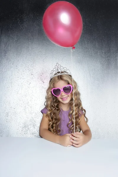 Kis party lány piros léggömb szív napszemüveg divat — Stock Fotó