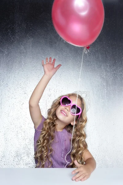 Kis party lány piros léggömb szív napszemüveg divat — Stock Fotó