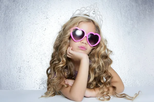 Mode offer lilla prinsessa flicka stående — Stockfoto