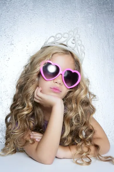 Víctima de la moda pequeña princesa niña retrato —  Fotos de Stock