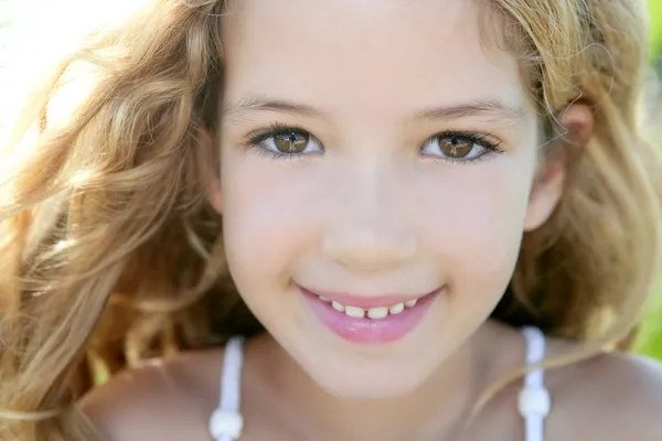 Красивий портрет маленької дівчинки, усміхнений крупним планом — стокове фото