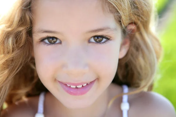 クローズ アップ fac の笑みを浮かべて美しい小さな少女の肖像画 — ストック写真