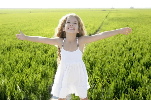 Otwórz ramiona trochę szczęśliwy dziewczyna zielony łąka pole — Zdjęcie stockowe