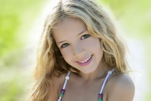 Boldog mosolygó lány portré zöld kültéri — Stock Fotó