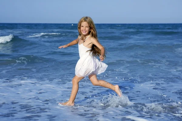 Küçük kız plaj mavi denizde çalışan — Stok fotoğraf