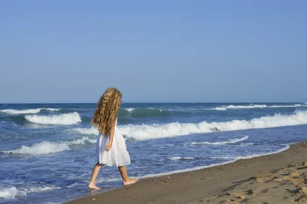 Malá holčička běží pláž v modrém moři — Stock fotografie