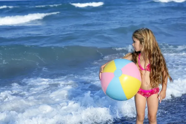 Παραλία μικρό κορίτσι πολύχρωμη μπάλα που παίζει σε διακοπές — Φωτογραφία Αρχείου