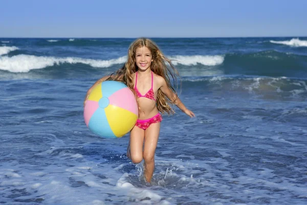 Beach little girl colorful ball playing in vacation — Stock Photo, Image