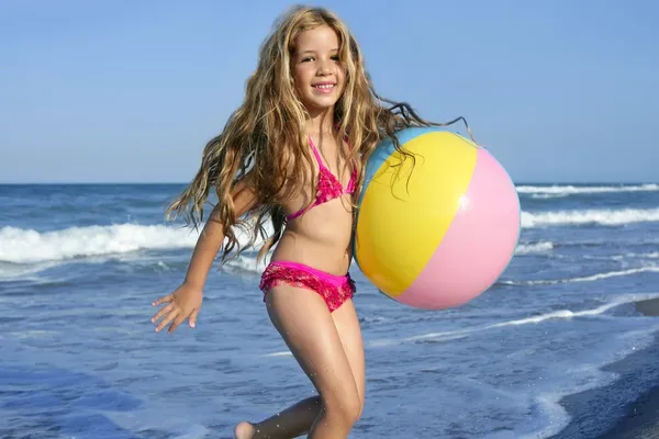 Kicsi lány színes labda játék nyaralás strand — Stock Fotó