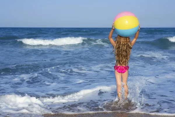 Παραλία μικρό κορίτσι πολύχρωμη μπάλα που παίζει σε διακοπές — Φωτογραφία Αρχείου