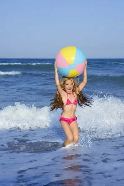 Strand van kleine meisje kleurrijke bal spelen in vakantie — Stockfoto
